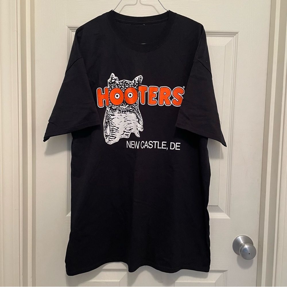Hooters Black Graphic‎ T-Shirt No Size Tag Looks Like 2X New Castle, DE